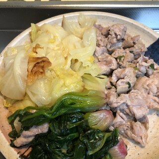 豚肉とキャベツとほうれん草の蒸し焼き♪バター風味♪